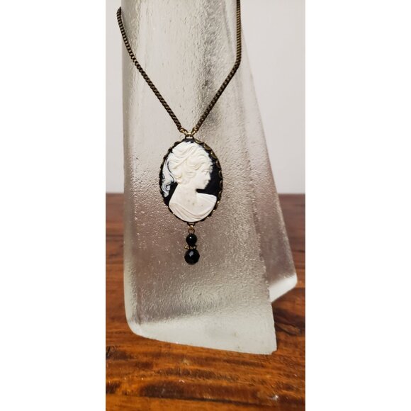 Vintage White Lady Cameo Necklace Black Backdrop Framed Cameo - Picture 2 of 10